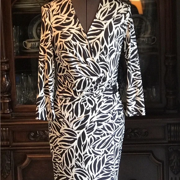 Anne Klein size 6 Black & Ivory Print Wrap Dress. Anne Klein size 6 Black & Ivory Print Wrap Dress.